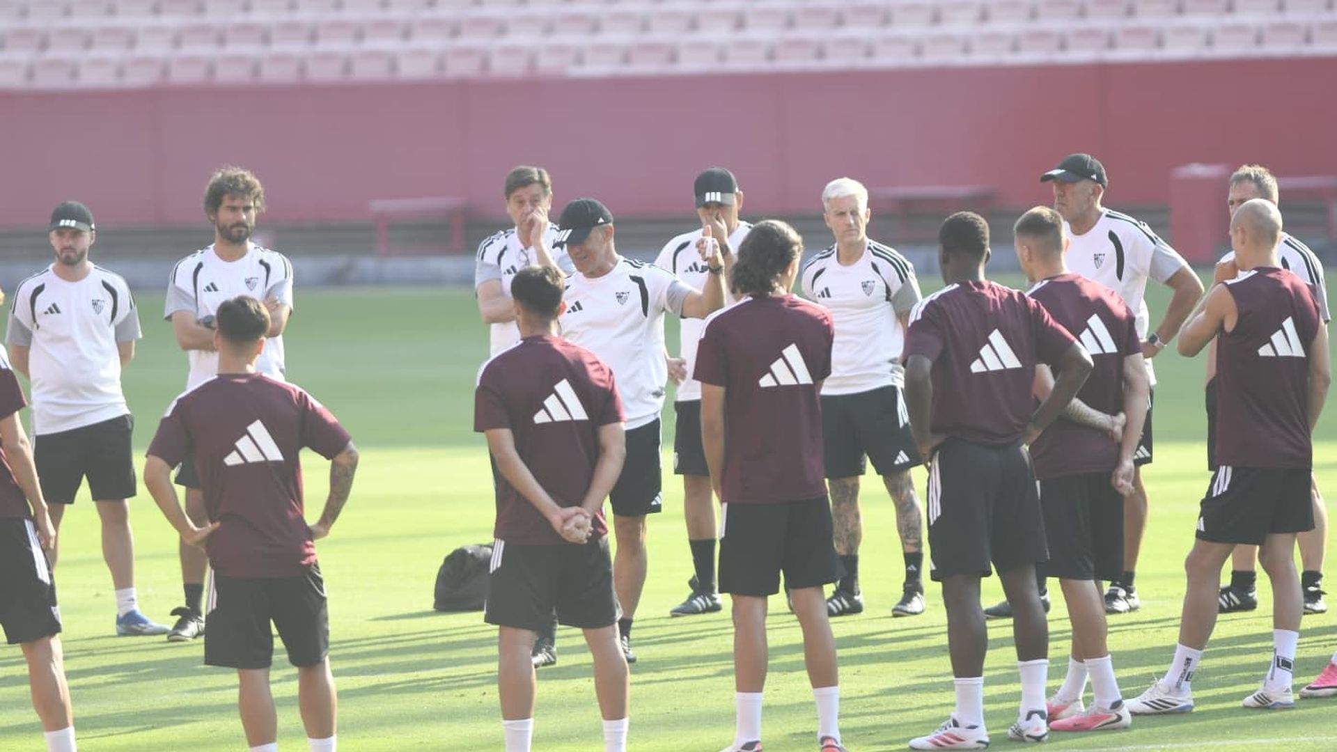 Luis García Plaza da instrucciones a los jugadores del Sevilla, en el entrenamiento de este miércoles