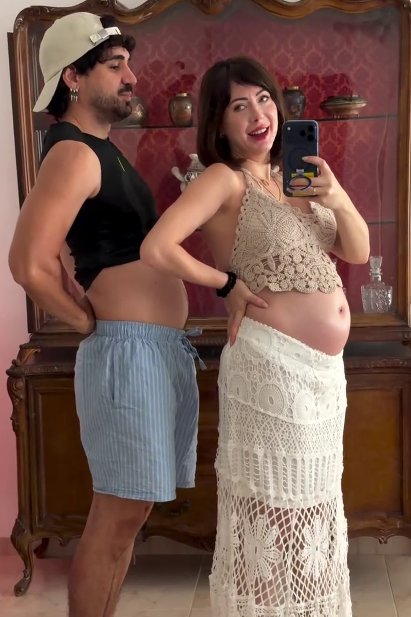 Mahi y Rafa enseñando su barriga