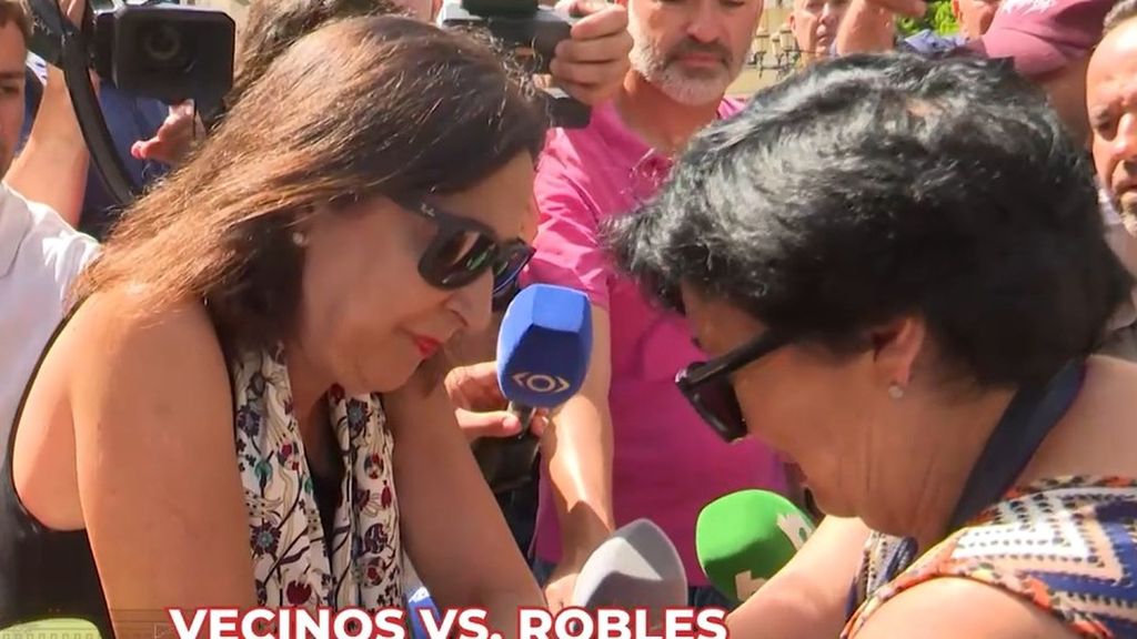 Una vecina de Ceuta rompe a llorar ante Margarita Robles: “Tengo miedo, vivo sola”
