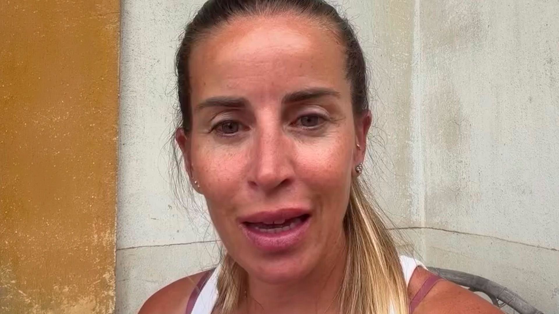 Marta Castro deslumbra con un look amarillo a juego con sus dos hijos