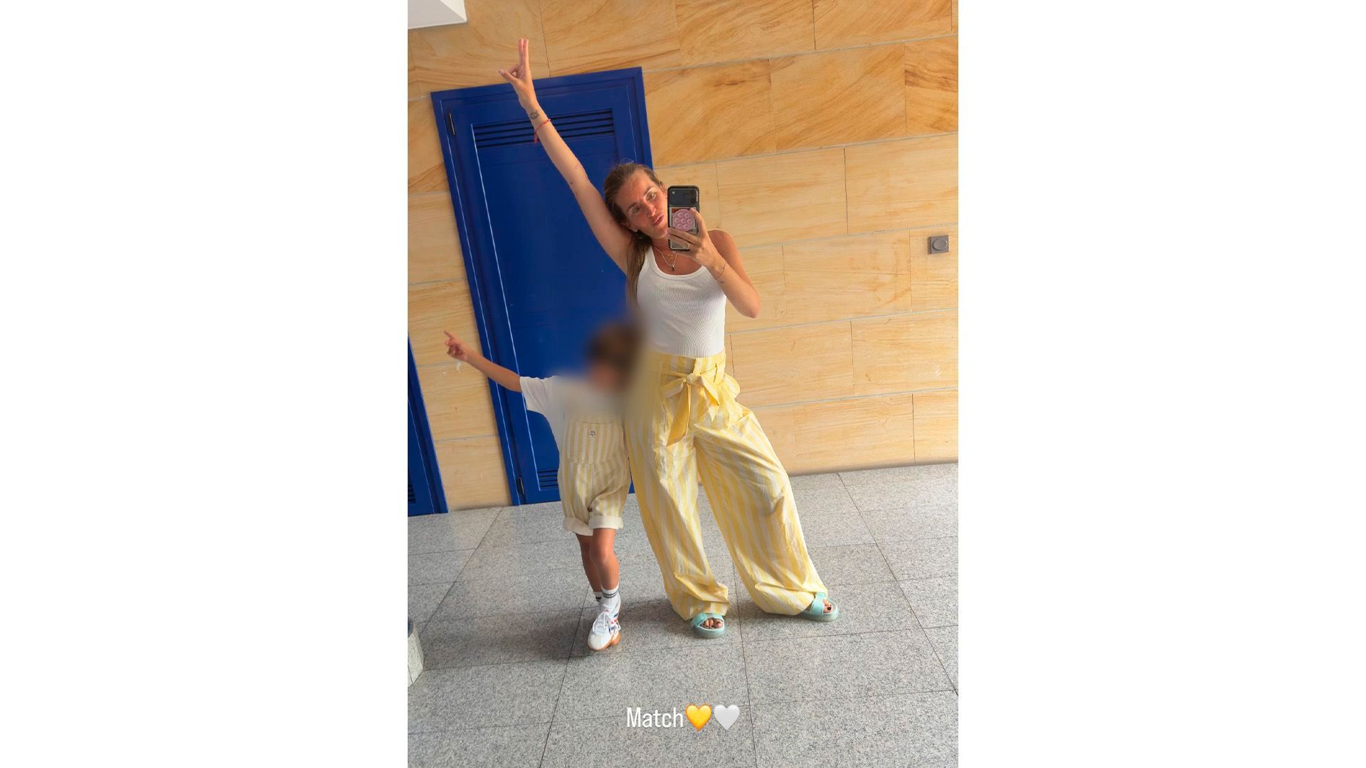 Marta y Hugo haciendo "match" con su outfit