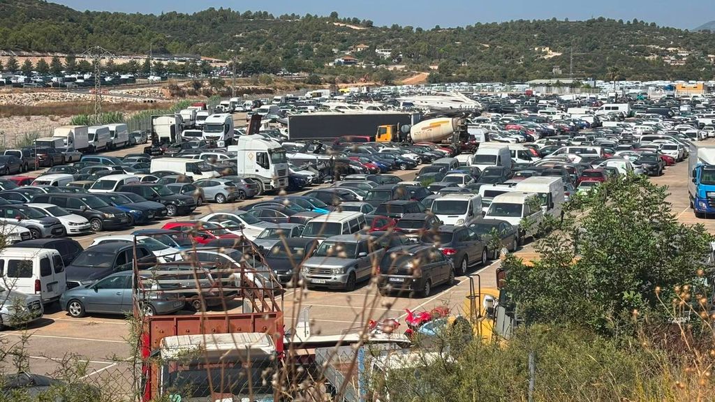 Miles de vehículos arrastrados por la DANA siguen acumulados en el circuito de Cheste