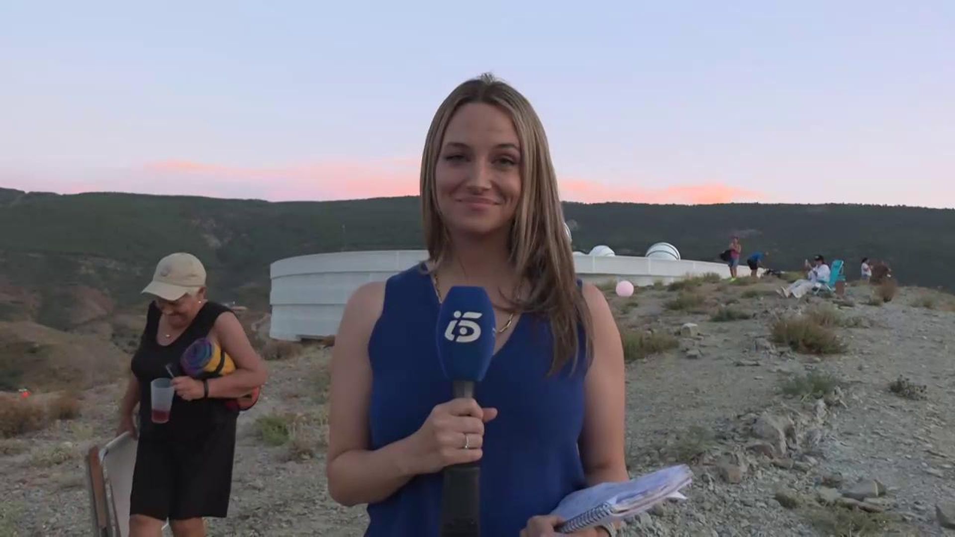 Minutos de aplausos y fiesta en la Sierra de Javalambre, en Teruel: grupos de amigos, familias y científicos en la falta del monte
