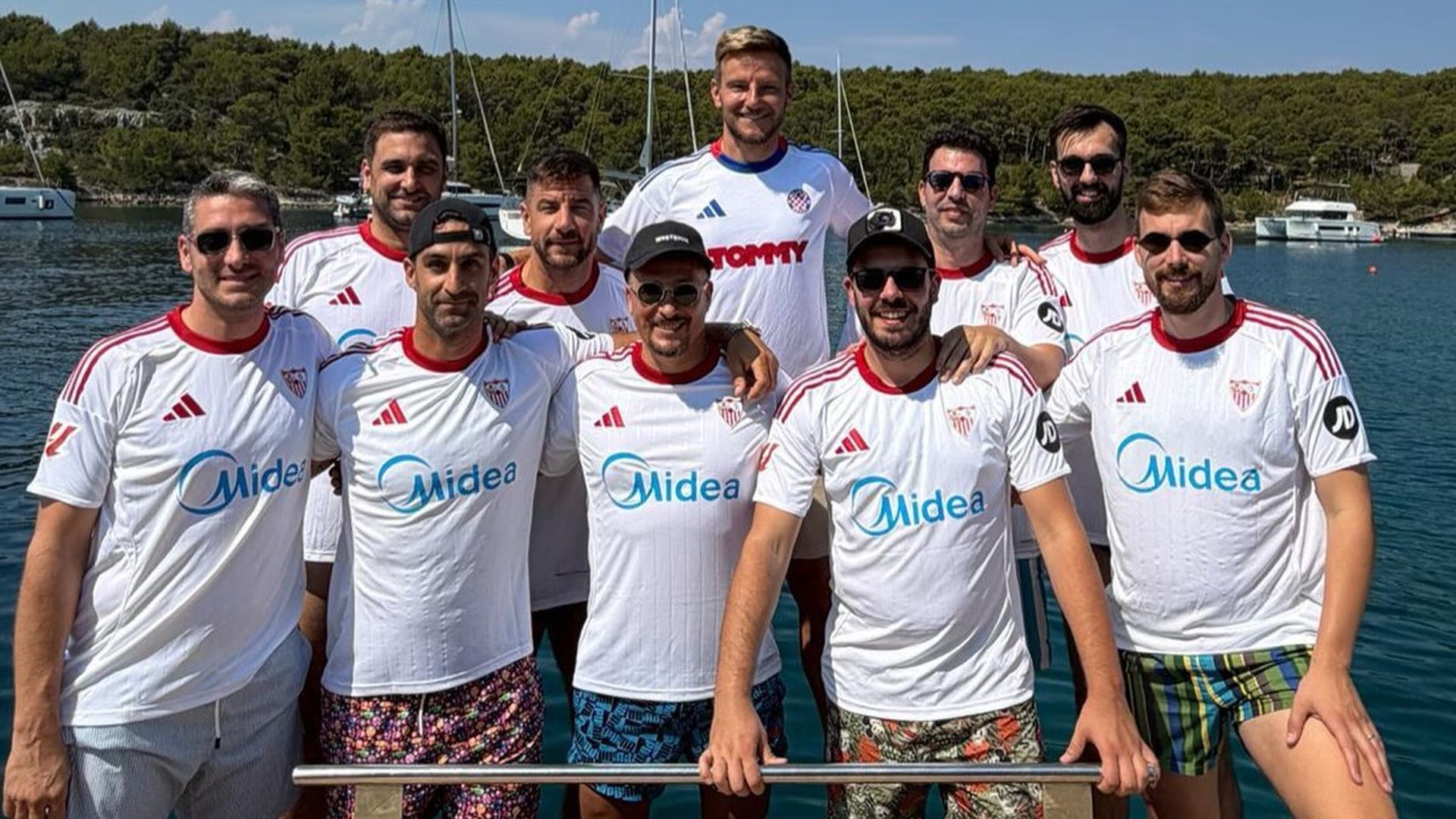 Rakitic, de vacaciones con sus amigos
