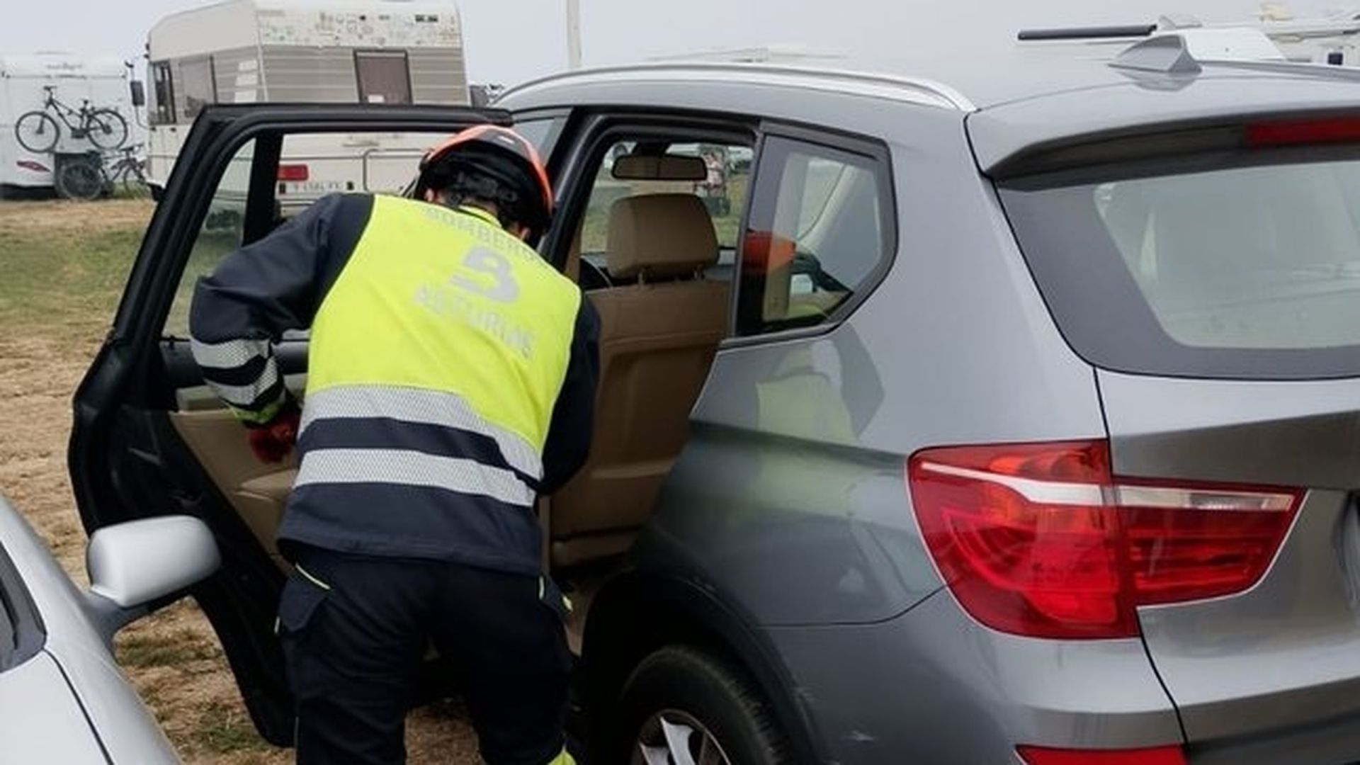 Rescatan a un bebé de 18 meses encerrado en el interior de un coche en Tapia, Asturias, con las llaves dentro Rescatan a un bebé de 18 meses encerrado en el interior de un coche en Tapia, Asturias, con las llaves dentro