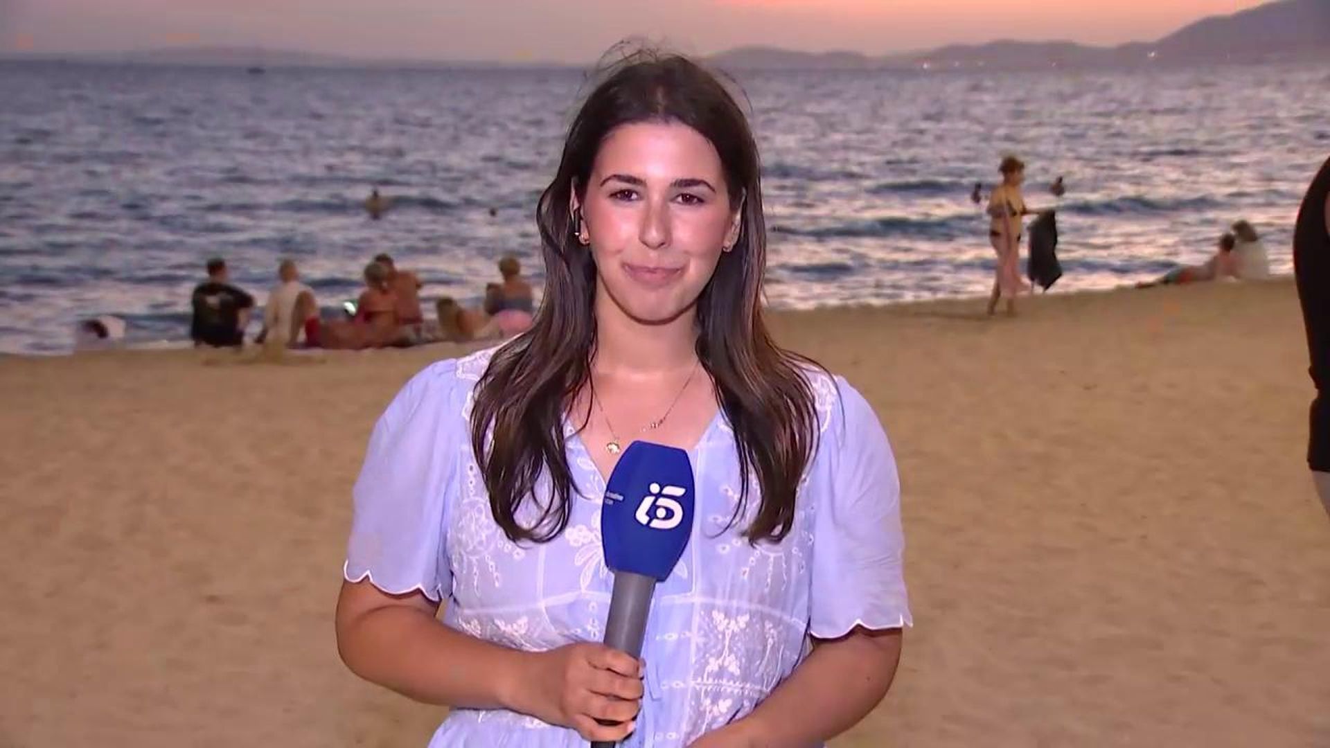 Último baño después de la oscuridad total: el espectáculo enfrente del mar en Palma de Mallorca