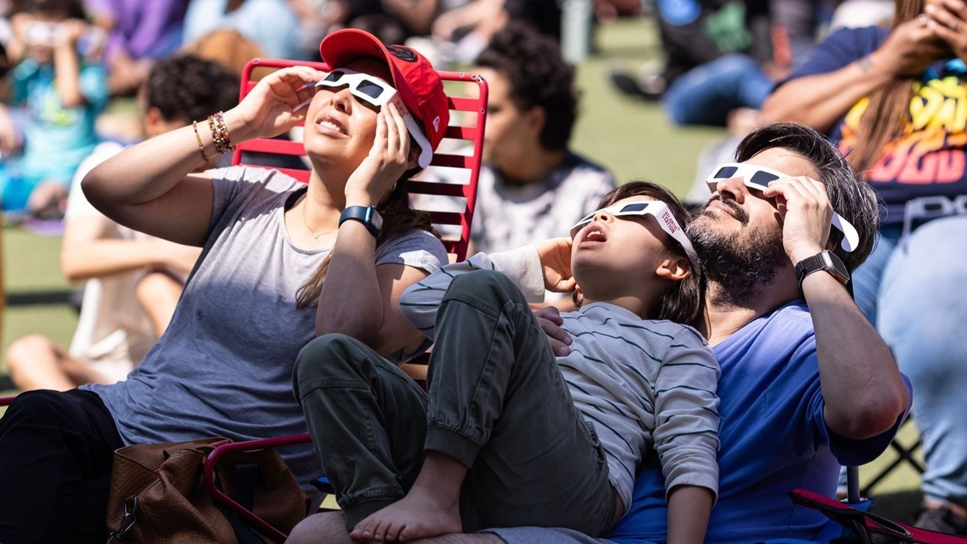 Una familia observando un eclipse solar