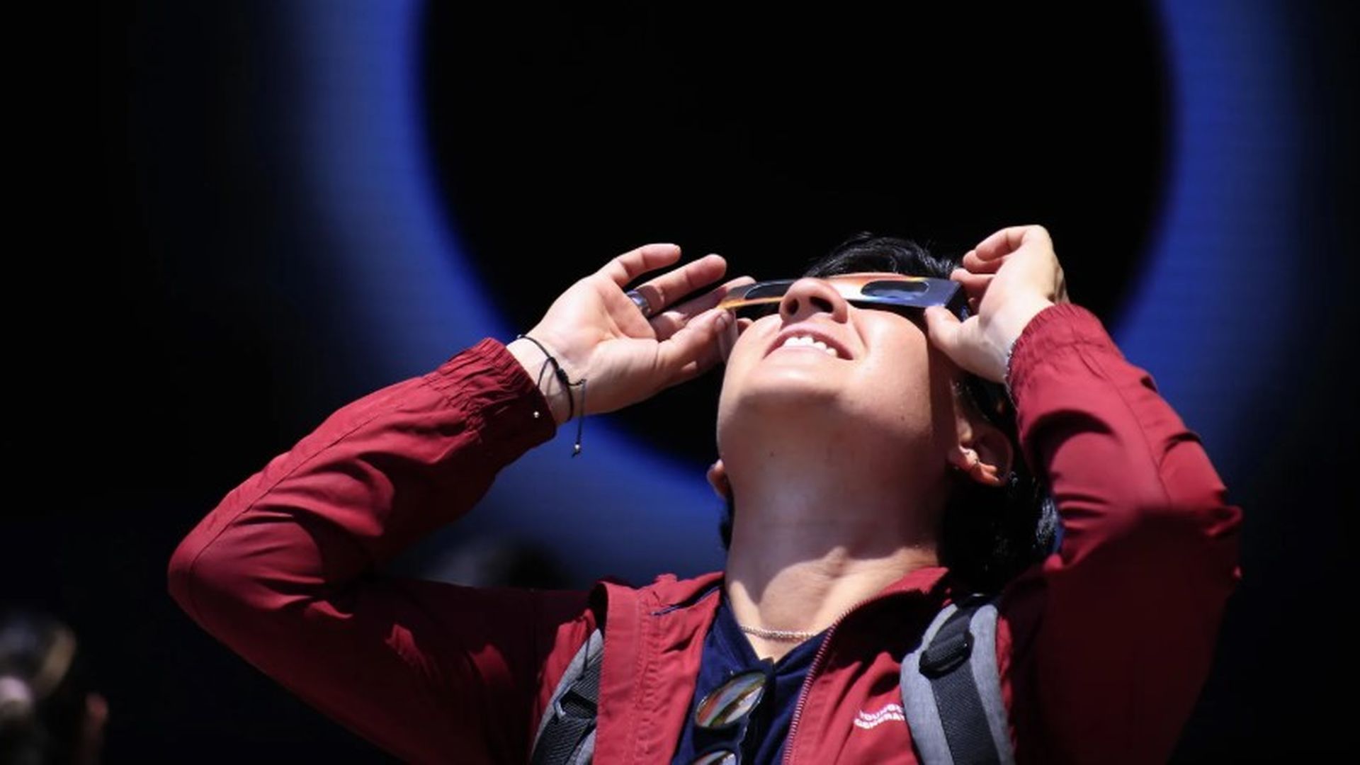 Una persona mirando un eclipse Una persona mirando un eclipse