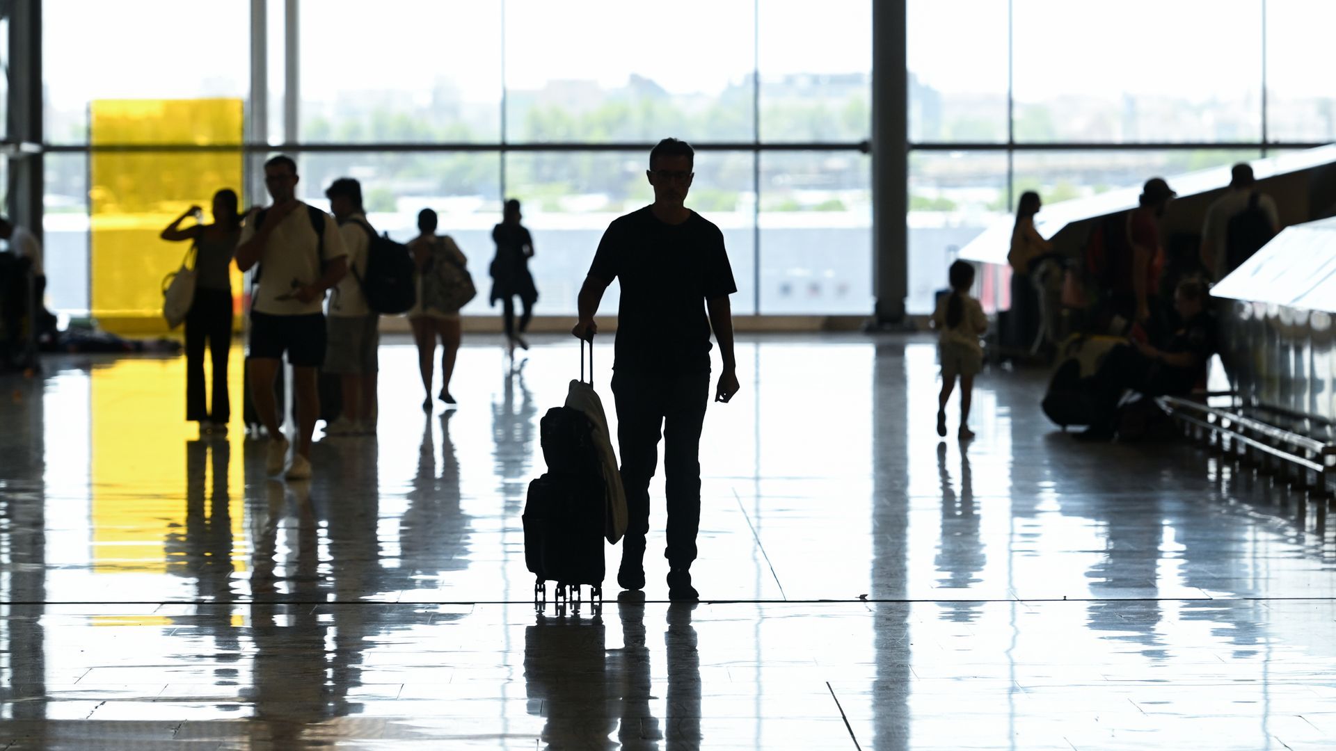 Varios viajeros en la zona de llegadas, en la T4, del aeropuerto Adolfo Suárez Madrid Barajas Varios viajeros en la zona de llegadas, en la T4, del aeropuerto Adolfo Suárez Madrid Barajas