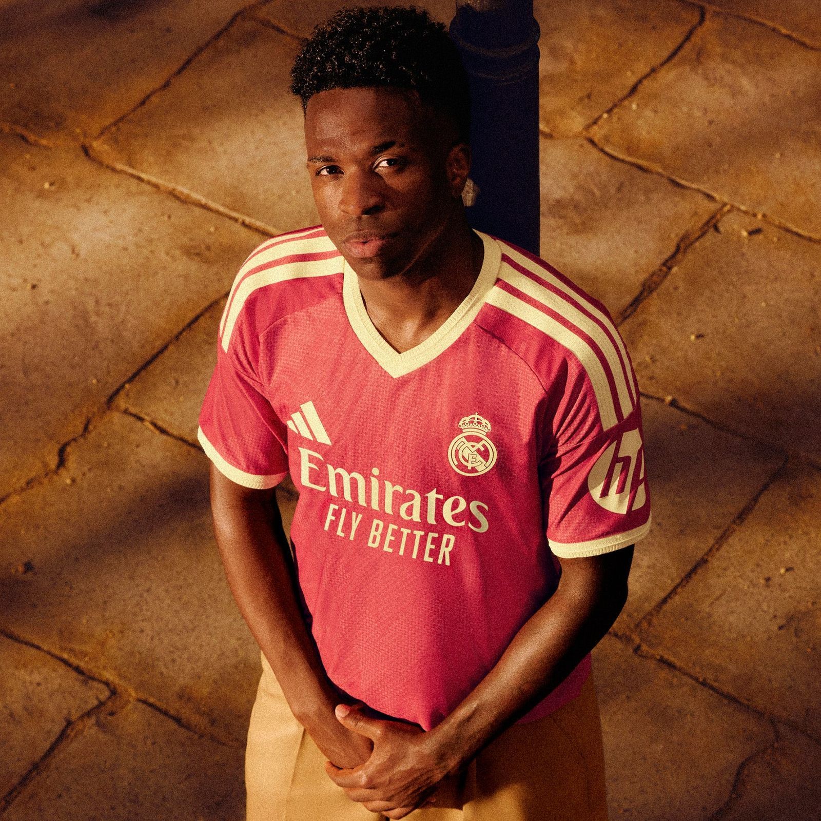 Vinicius Junior con la tercera equipación del Real Madrid para la temporada 26/27