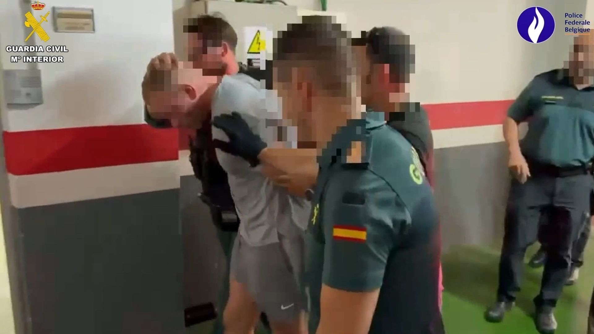 Agentes de la Guardia Civil escoltan detenido al fugitivo belga tras su detención en Badalona, Barcelona Agentes de la Guardia Civil escoltan detenido al fugitivo belga tras su detención en Badalona, Barcelona