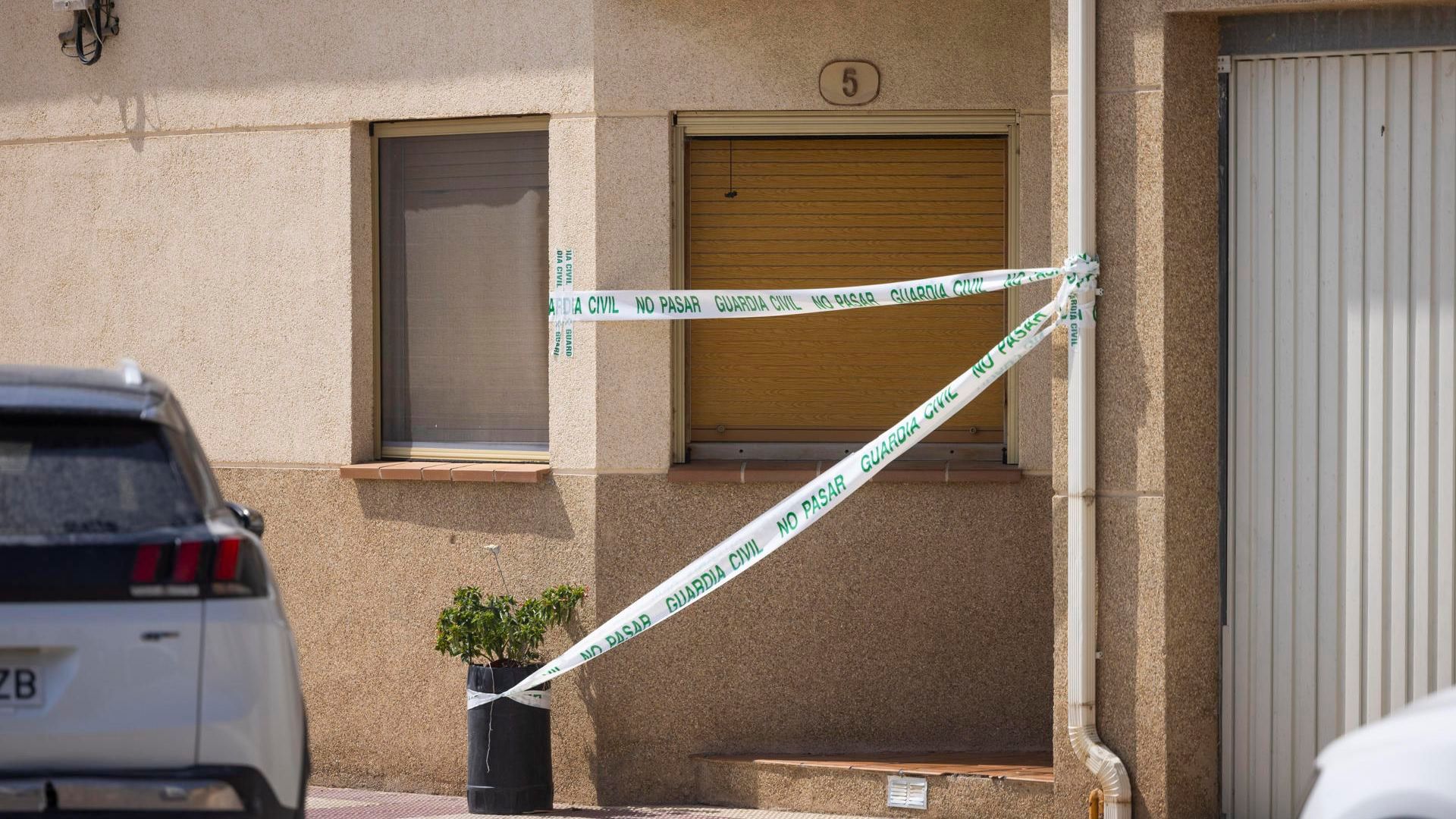 Asesinato de Javier y Esther en Tauste, Zaragoza: los detenidos, una hija del matrimonio y su novio, llegaron en autobús y se fueron andando de madrugada Asesinato de Javier y Esther en Tauste, Zaragoza: los detenidos, una hija del matrimonio y su novio, llegaron en autobús y se fueron andando de madrugada