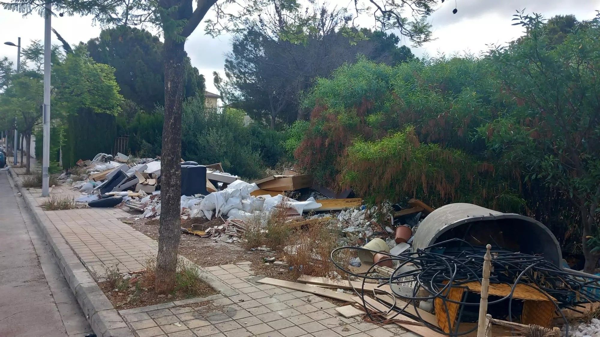Calles sucias en la zona residencial (Levante-EMV)