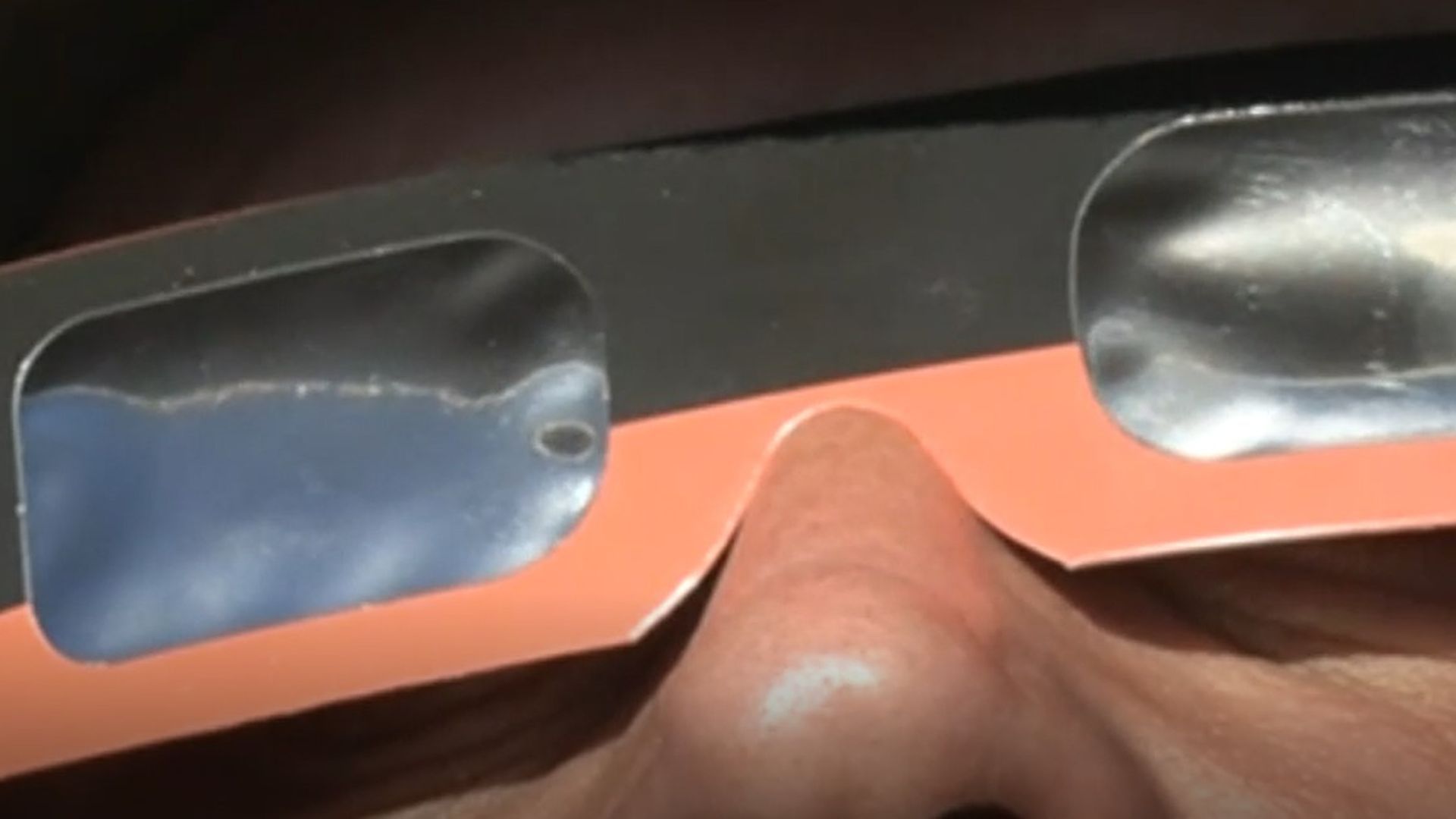 Cómo conservar las gafas del eclipse solar para que nos valgan para los que llegan en 2027