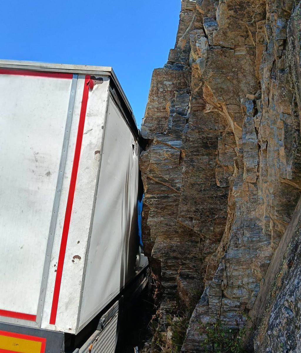 Detalle del camión encajonado en la carretera