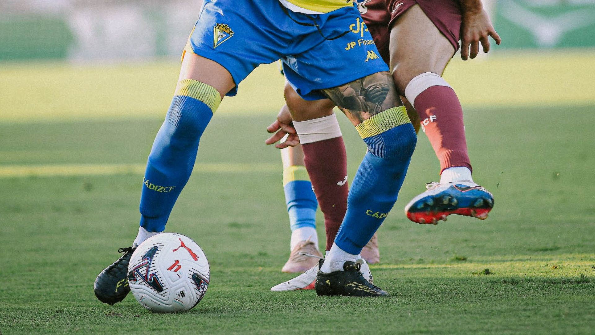 Disputa de balón en un Cádiz-Córdoba de pretemporada Disputa de balón en un Cádiz-Córdoba de pretemporada