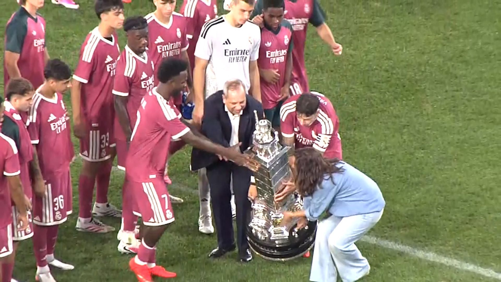El divertido momento de los jugadores del Madrid cuando tienen que levantar el Trofeo Teresa Herrera