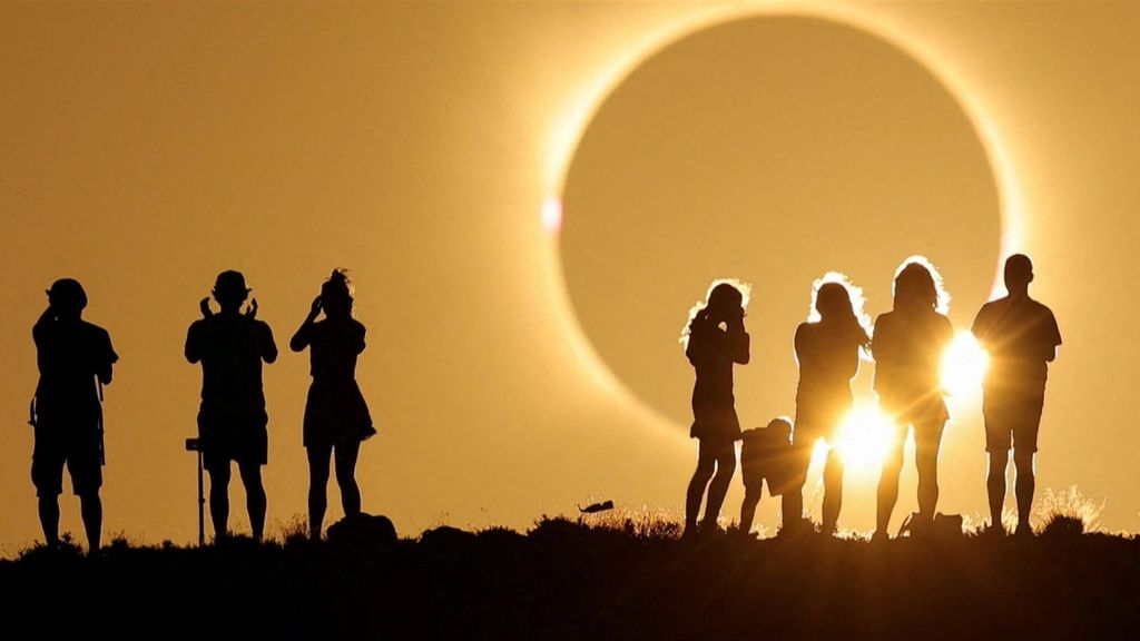 El eclipse "más fotogénico" ha dejado impactantes imágenes del momento en el que la luna oscurece el día