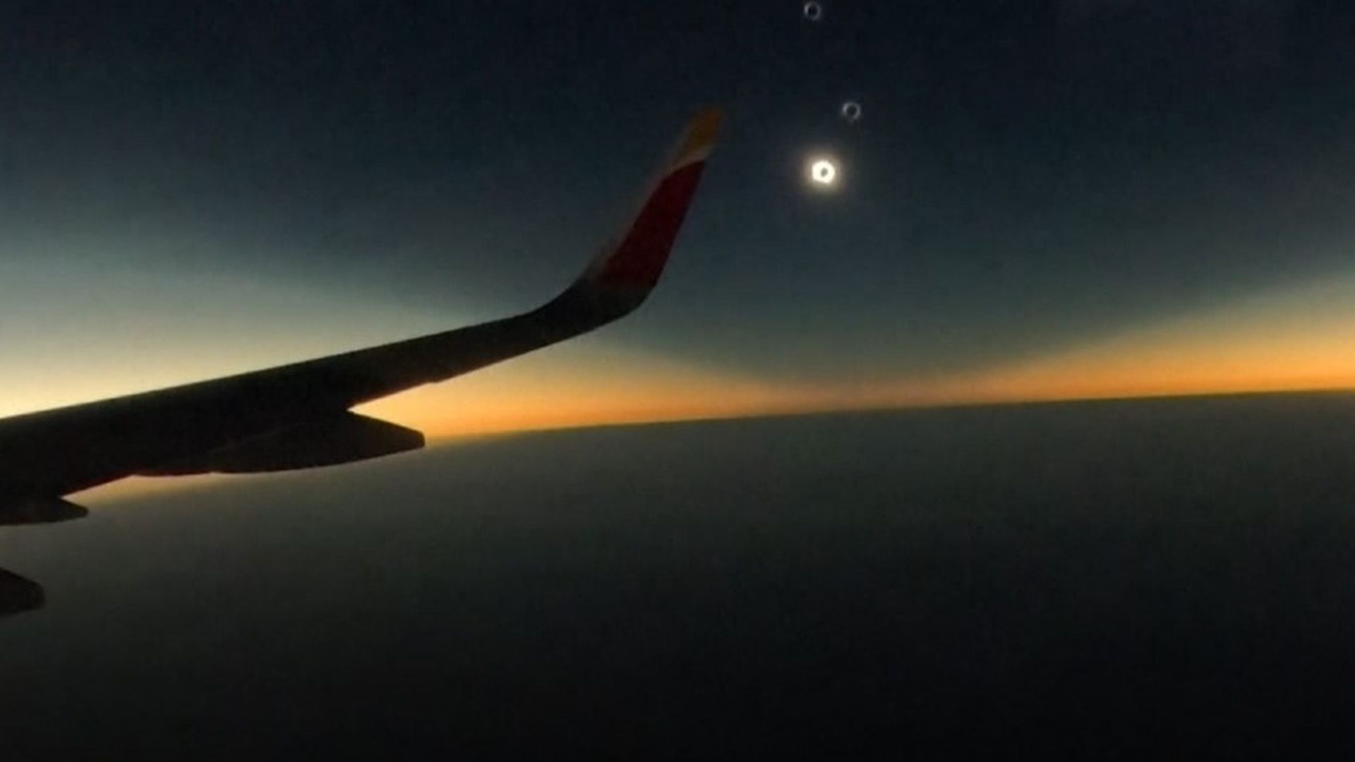 El eclipse solar visto desde un avión a 10.000 metros: "Lo vimos durante 2 minutos y 7 segundos, se hizo el silencio"