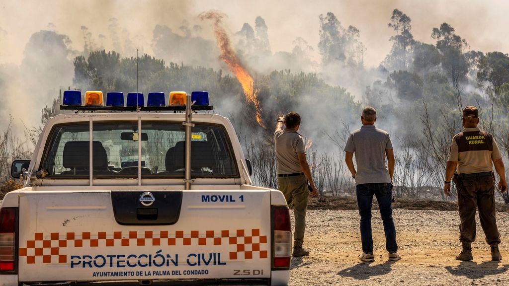 El incendio de Niebla sigue muy activo y arrasa ya 31.000 hectáreas con más desalojos en Huelva y Sevilla: 700 personas permanecen lejos de sus hogares