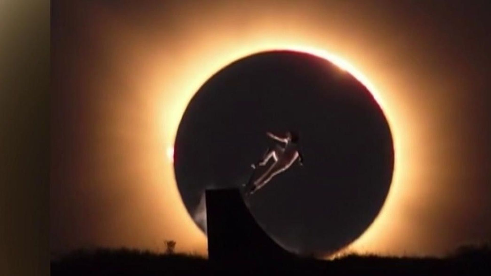 El skater español, Dani León, conquista el eclipse solar El skater español, Dani León, conquista el eclipse solar