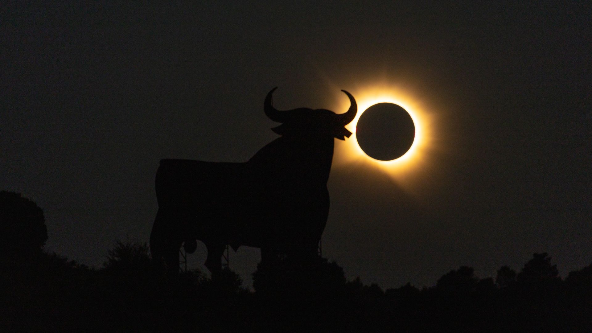 El toro de Osborne de Calatayud durante el eclipse solar total de 2026 en Zaragoza