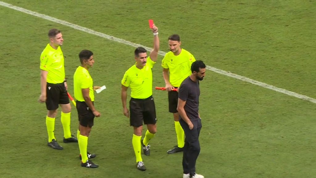 En vídeo: el momento surrealista en el Málaga-Fullham que acaba con Arbeloa expulsado y con un penalti a puerta vacía