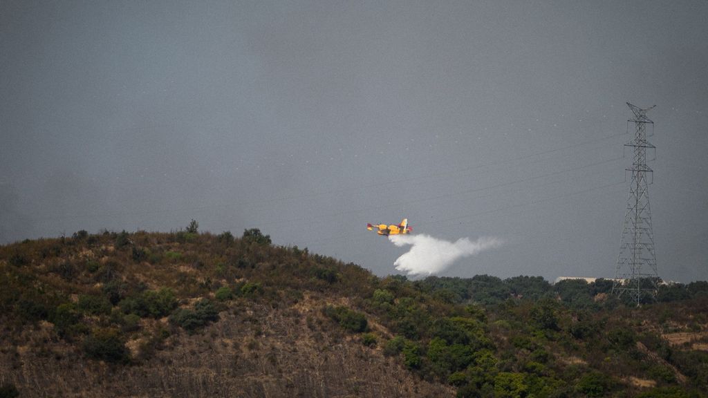 Las fuertes rachas de viento complican la extinción del incendio de Huelva, con 31.000 hectáreas calcinadas