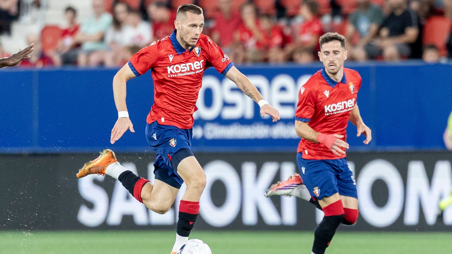 Jonathan Dubasin y Kike Barja en un partido de pretemporada de Osasuna