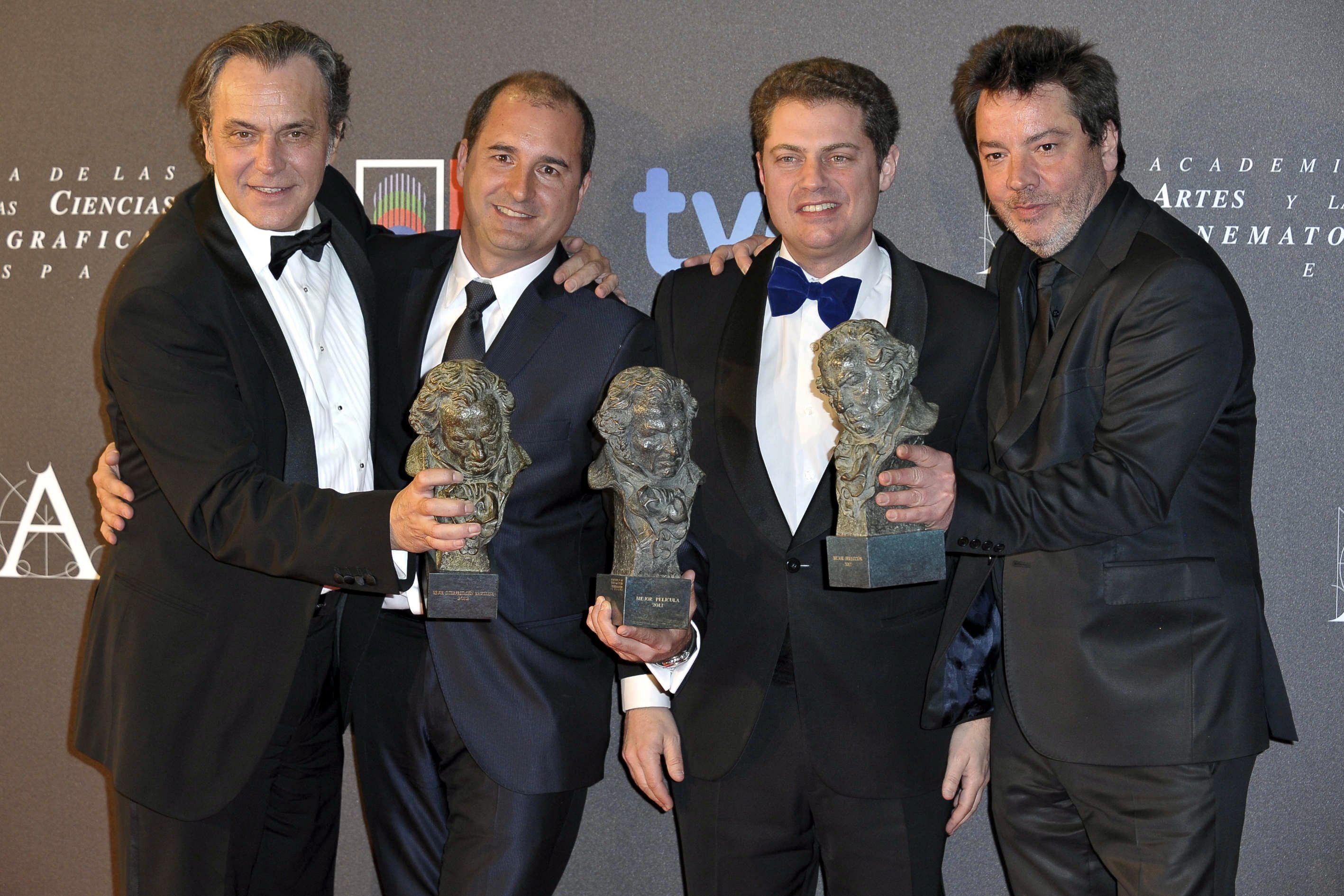 José Coronado y parte del equipo de 'No habrá paz para los malvados' con sus premios Goya, en 2012