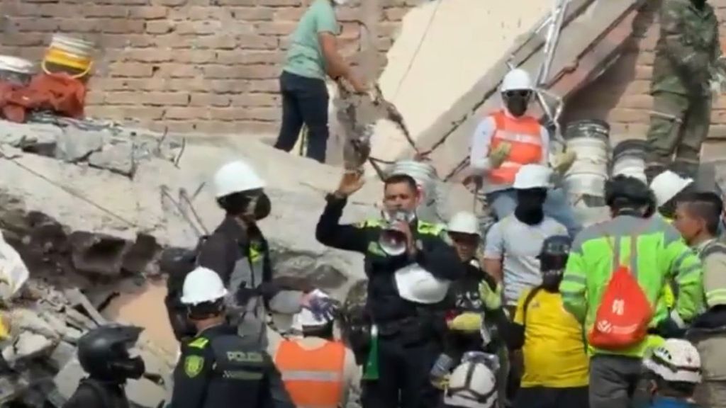 Encomendarse a Dios en Colombia, tras el terremoto: la oración de políticos y rescatistas