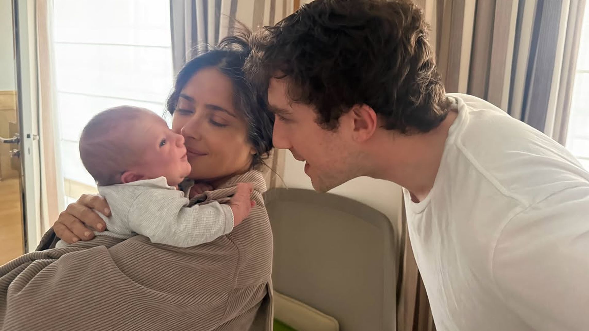 La primera imagen de Salma Hayek ejerciendo de abuela con su nieto François