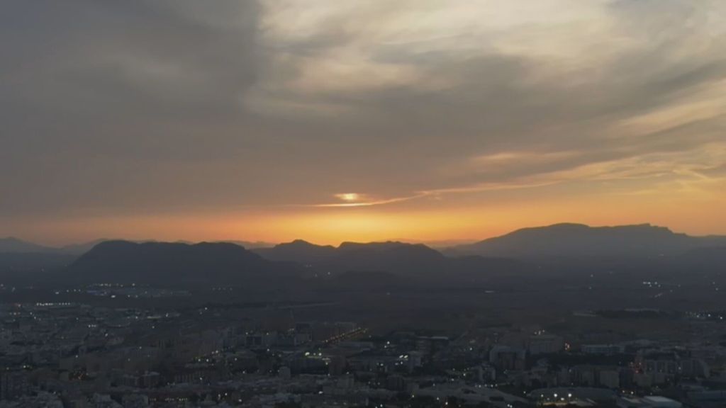 Las nubes frustran la experiencia del eclipse de sol a miles de alicantinos que se apostaron en los mejores sitios para verlo