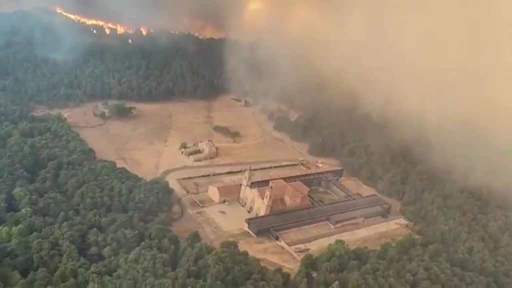 Detenido un hombre de 28 años por el incendio de Riglos, en Huesca, donde las llamas amenazan el monasterio de San Juan de la Peña