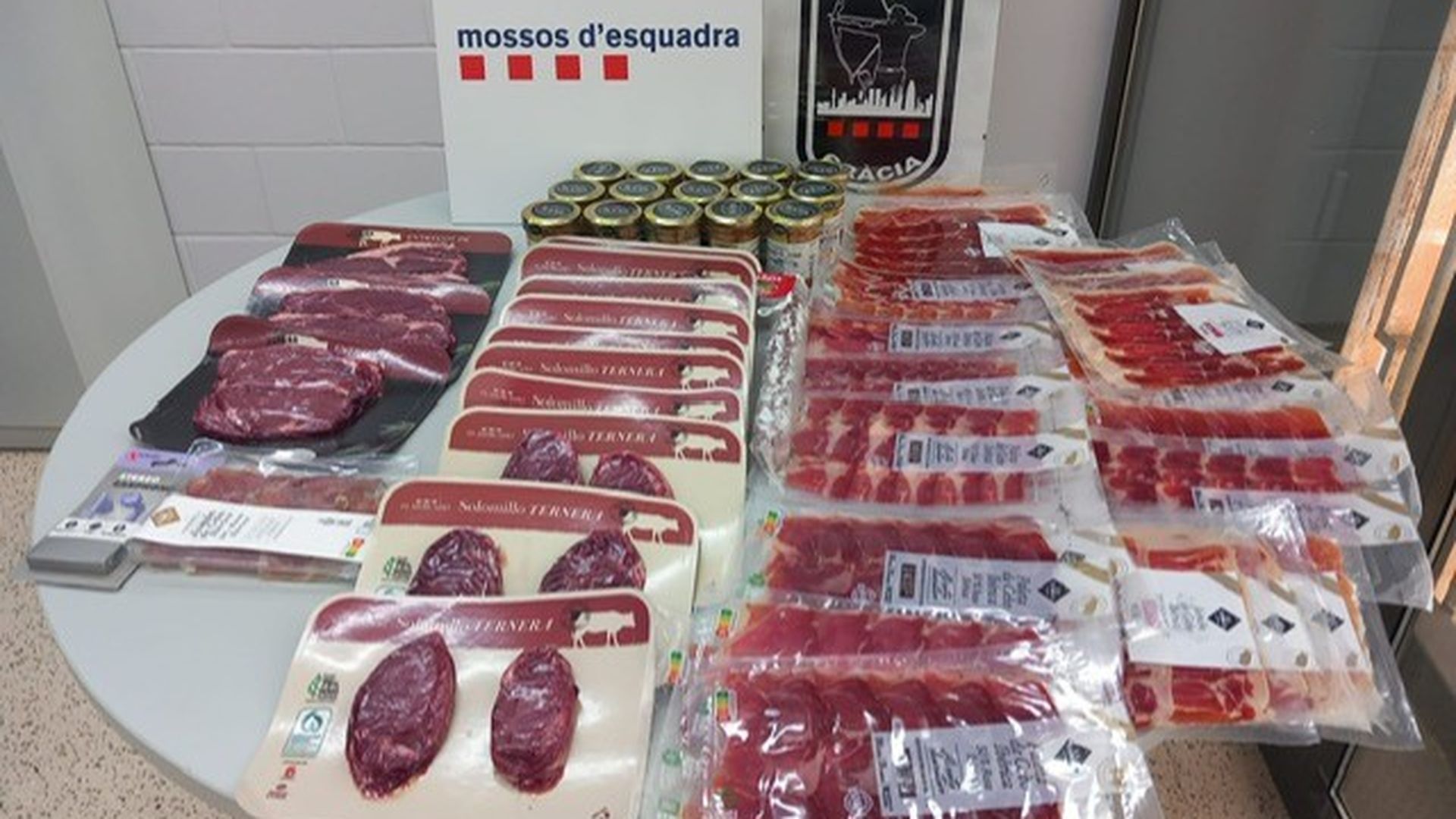 Los Mossos recuperan un lote robado de carne valorada en 380 euros: investigadas tres personas que conducían sin permiso un coche sin papeles Los Mossos recuperan un lote robado de carne valorada en 380 euros: investigadas tres personas que conducían sin permiso un coche sin papeles