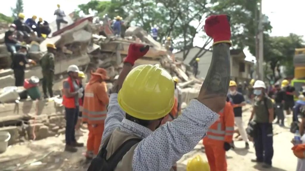 Los puños arriba y las pruebas de silencio se suceden en busca de supervivientes tras 72 horas