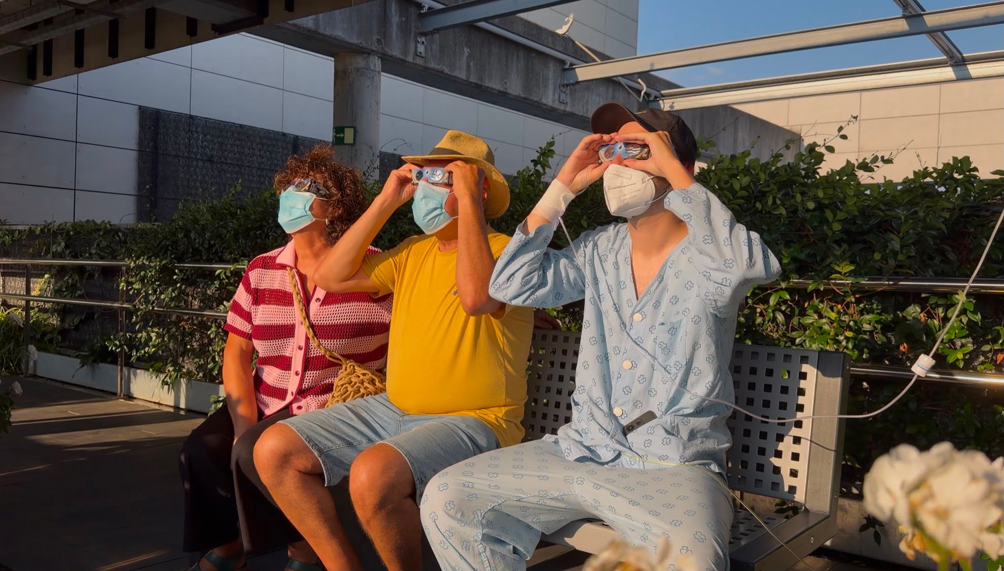 Pacientes y familiares disfrutando del eclipse