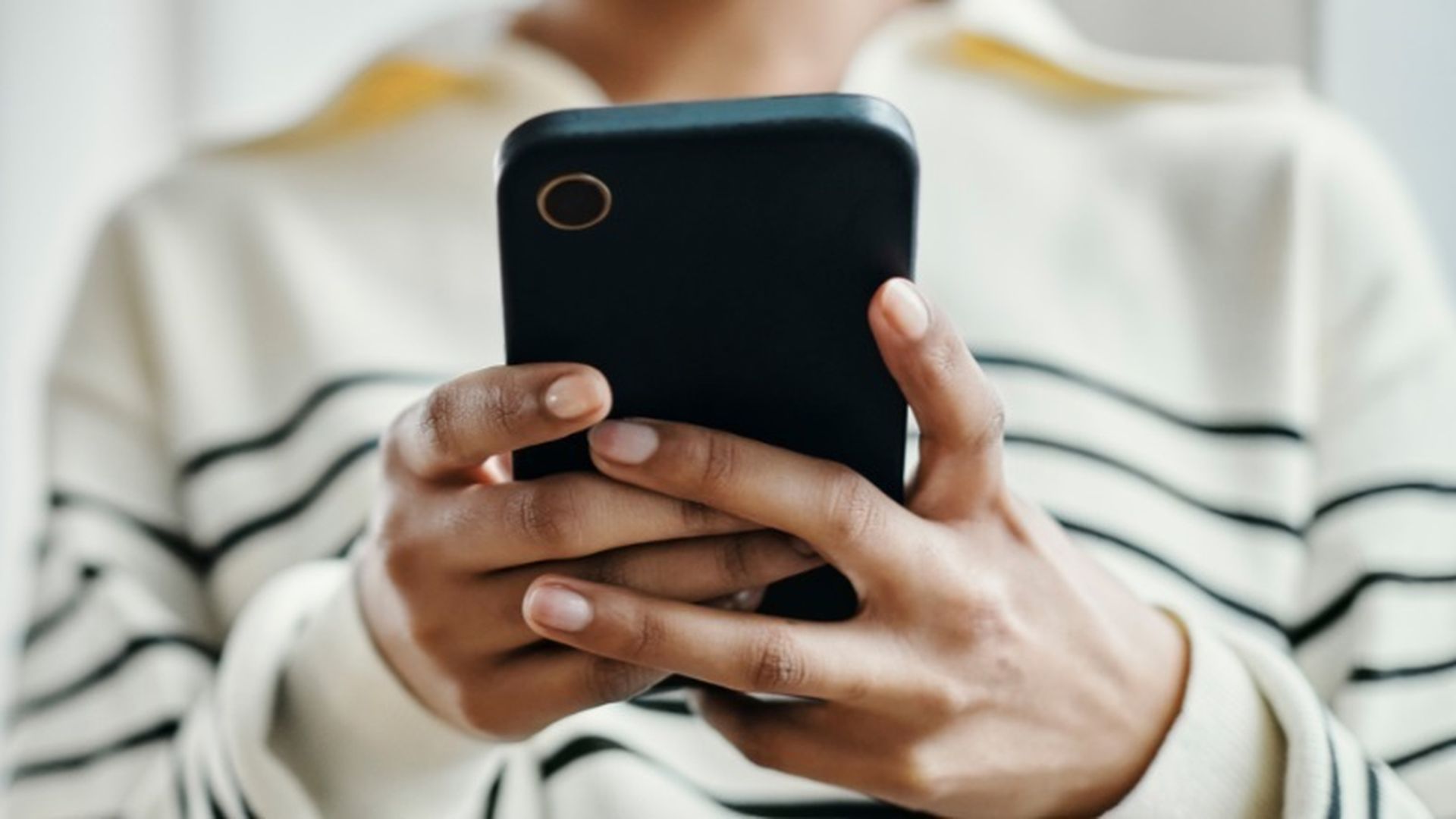 Un adolescente interactúa con su dispositivo móvil Un adolescente interactúa con su dispositivo móvil