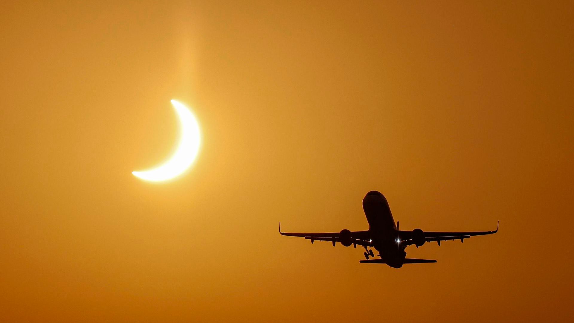 Un avión despega del aeropuerto de Manises (Valencia), durante el eclipse solar