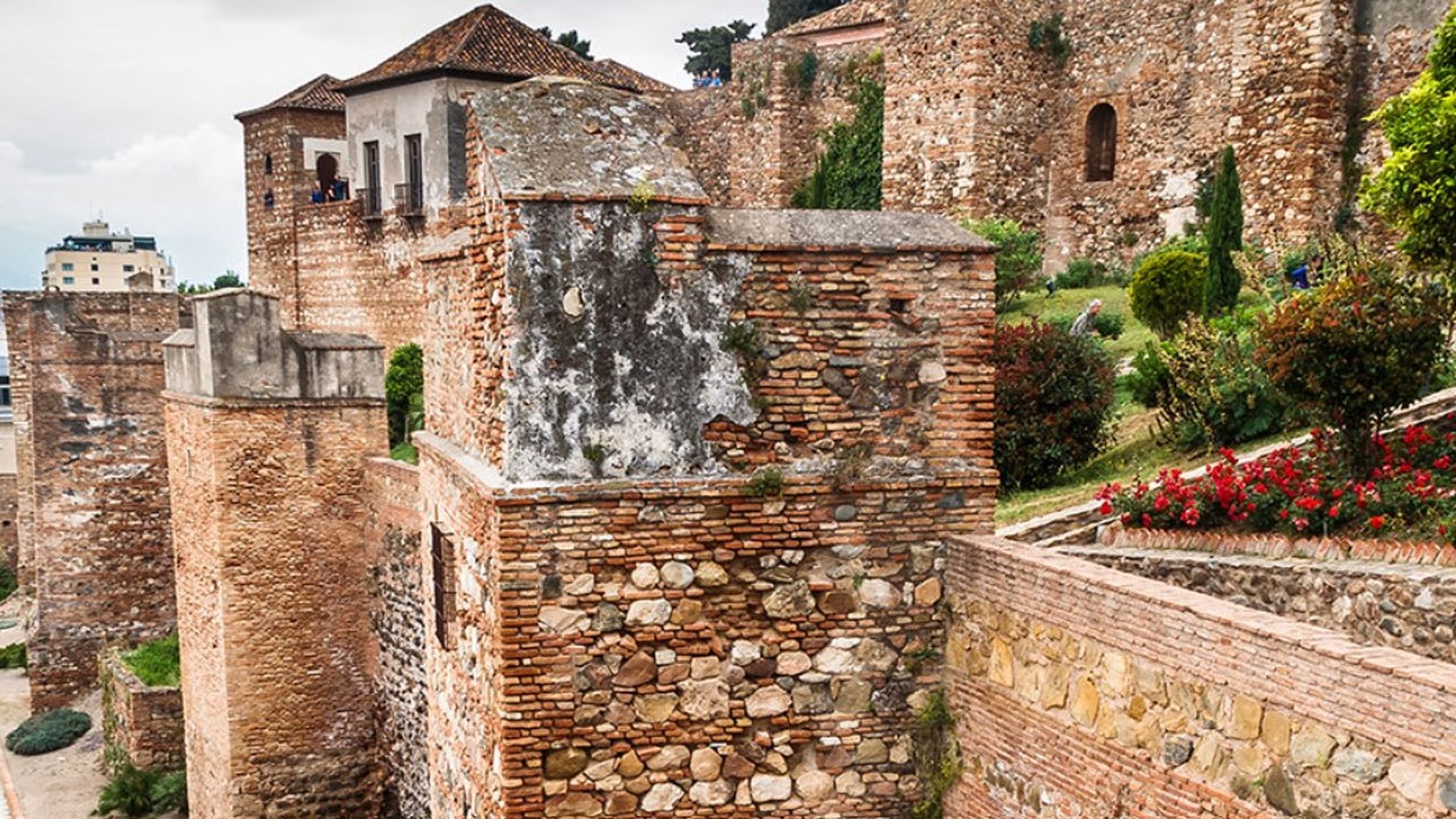 Un hombre de 63 años, en estado grave tras caer desde un muro del Castillo de Gibralfaro Un hombre de 63 años, en estado grave tras caer desde un muro del Castillo de Gibralfaro