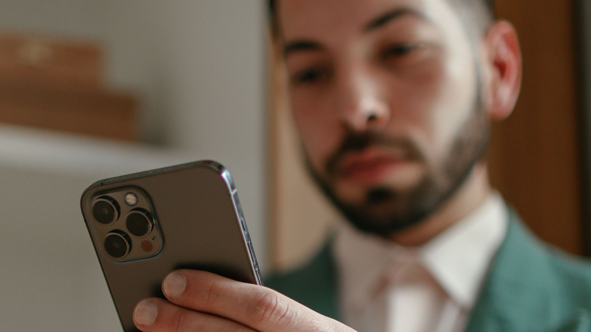 Un hombre usando un iPhone de última generación Un hombre usando un iPhone de última generación