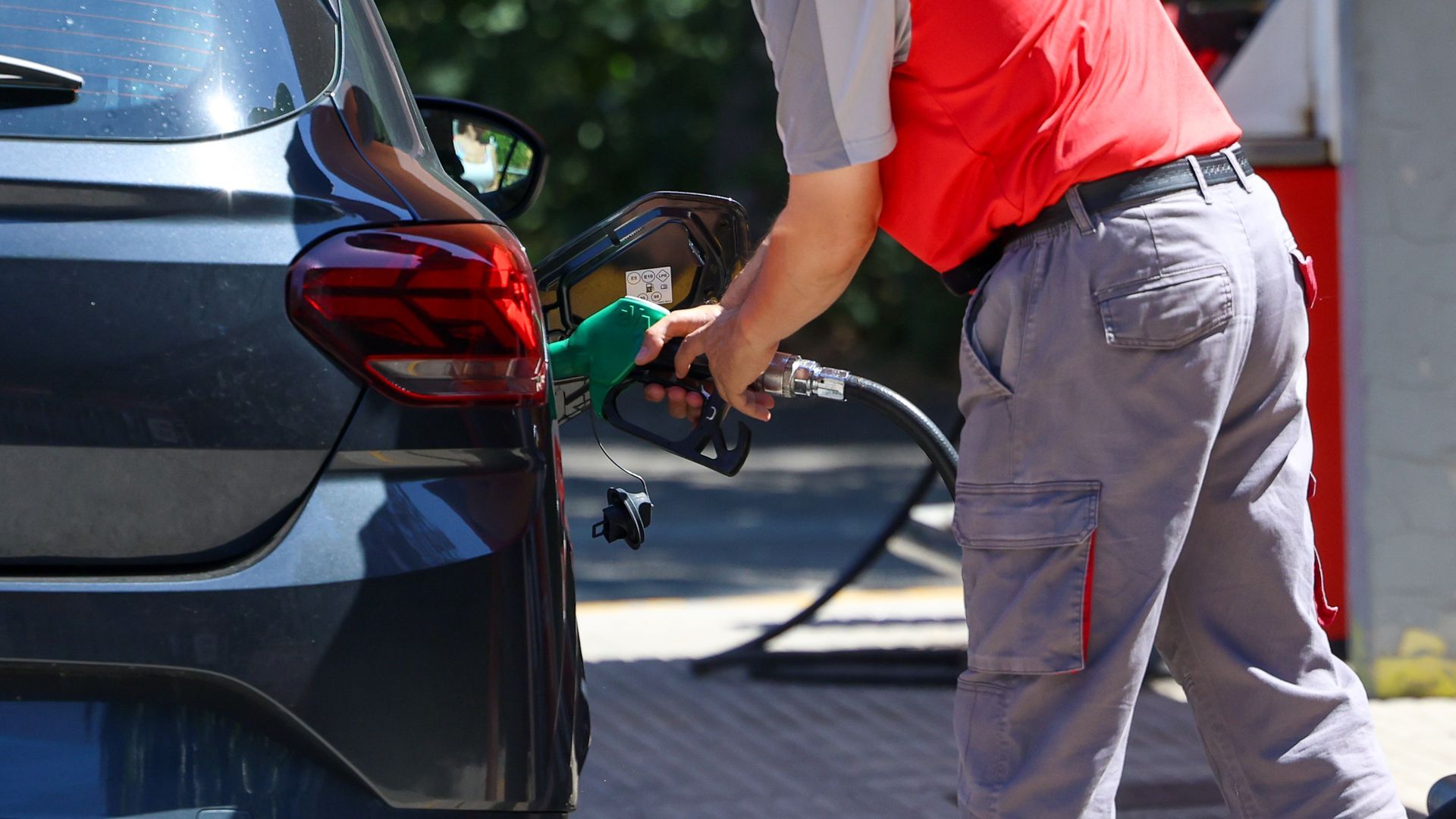 Una persona reposta gasolina en un coche, en una gasolinera en Madrid
