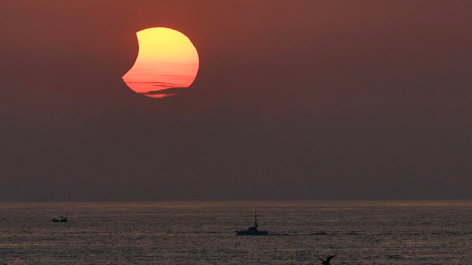 Vista del eclipse de sol desde la playa de La Zurriola en San Sebastián