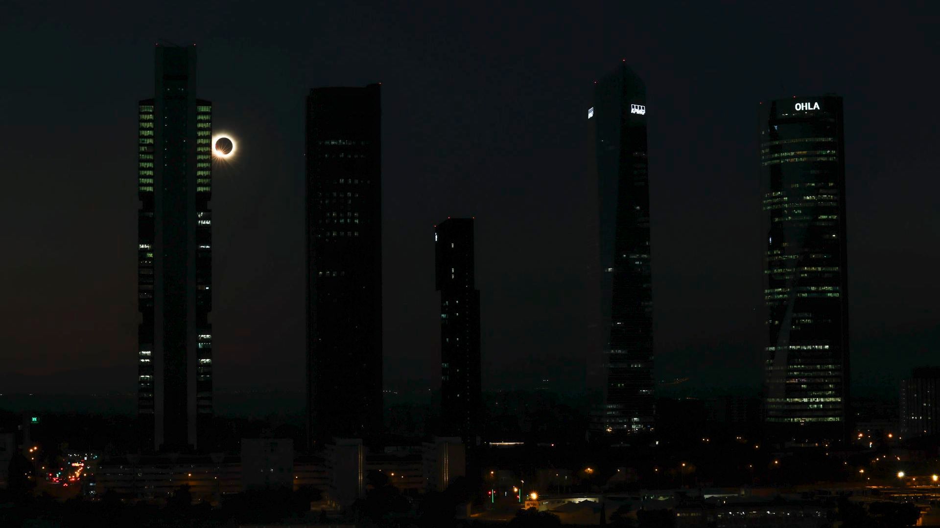 Vista del eclipse solar en Madrid entre las Cuatro Torres