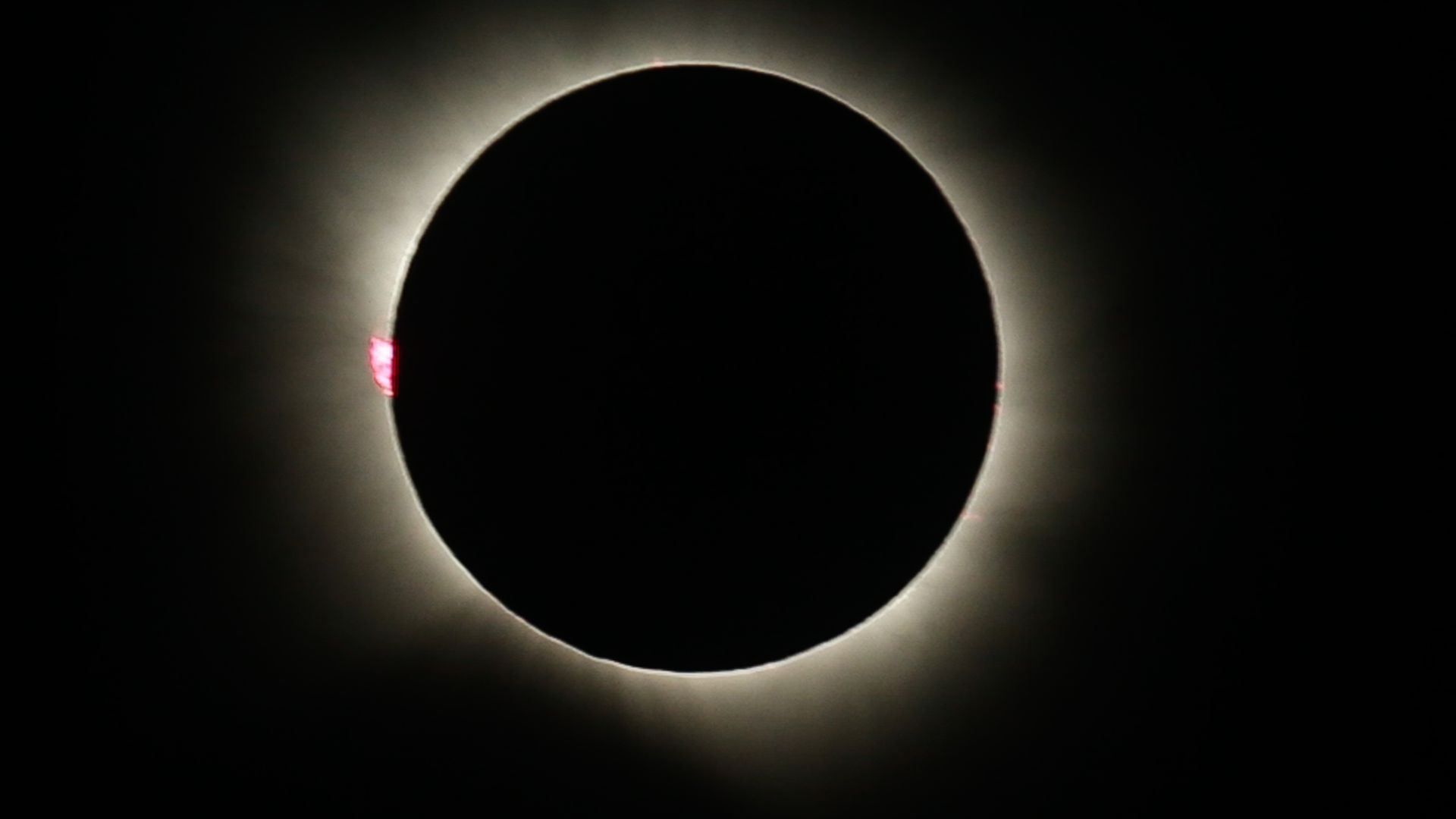 Vista del Sol durante el eclipse solar total de 2026 en Lugo