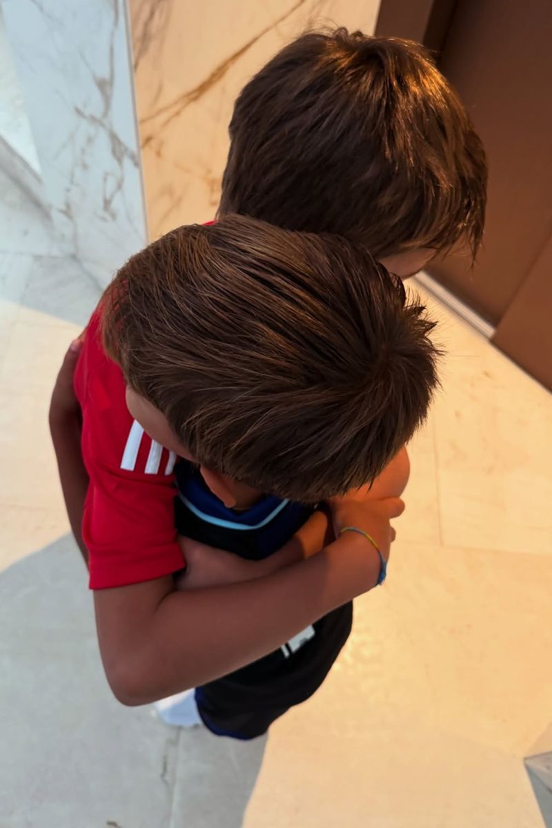 Alessandro y Leonardo, los hijos de Alice y Morata, en una imagen reciente sin que se vea su rostro