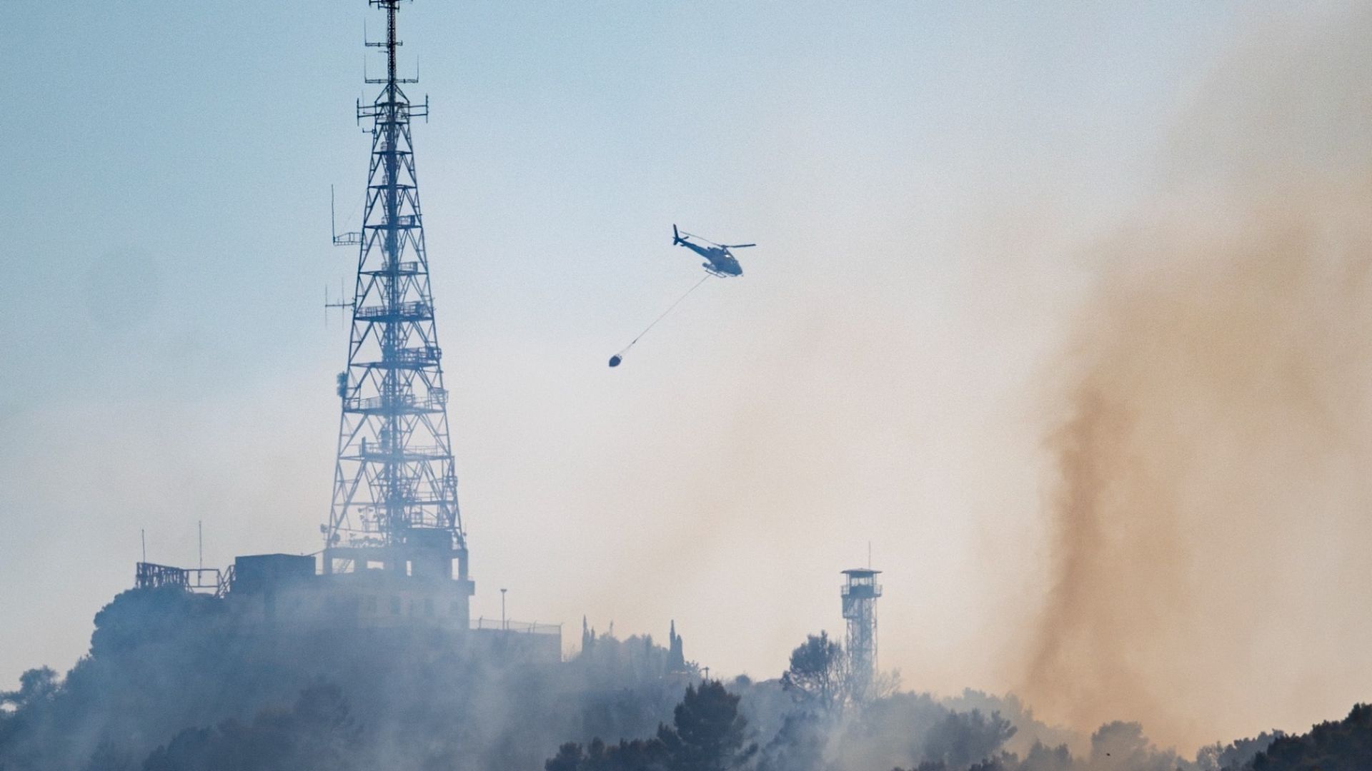 Confinan a los vecinos de un barrio de Barcelona a causa del incendio de Collserola Confinan a los vecinos de un barrio de Barcelona a causa del incendio de Collserola