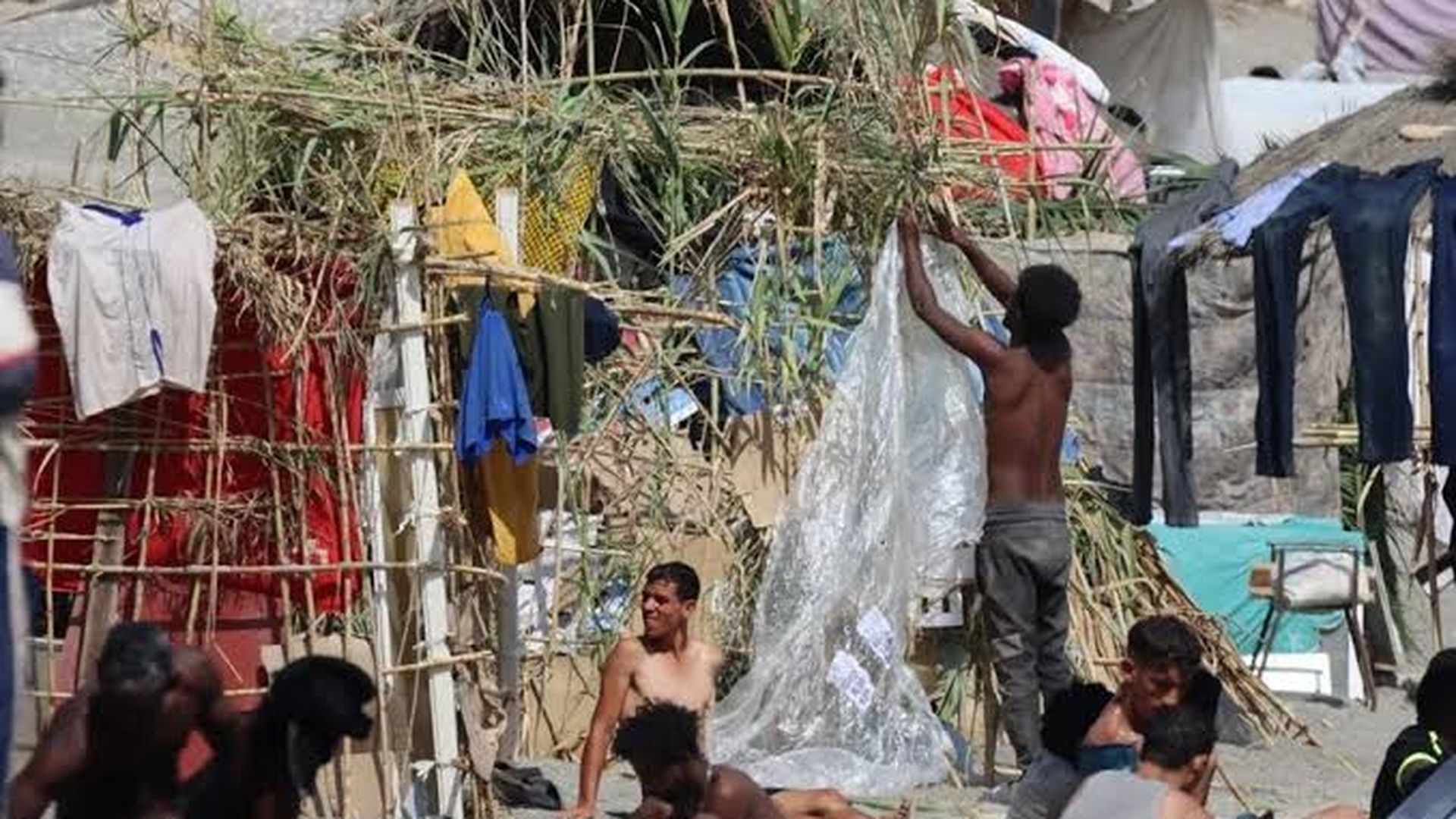 El asentamiento de la playa del Trampolín de Ceuta se multiplica y ya supera las 80 chozas El asentamiento de la playa del Trampolín de Ceuta se multiplica y ya supera las 80 chozas