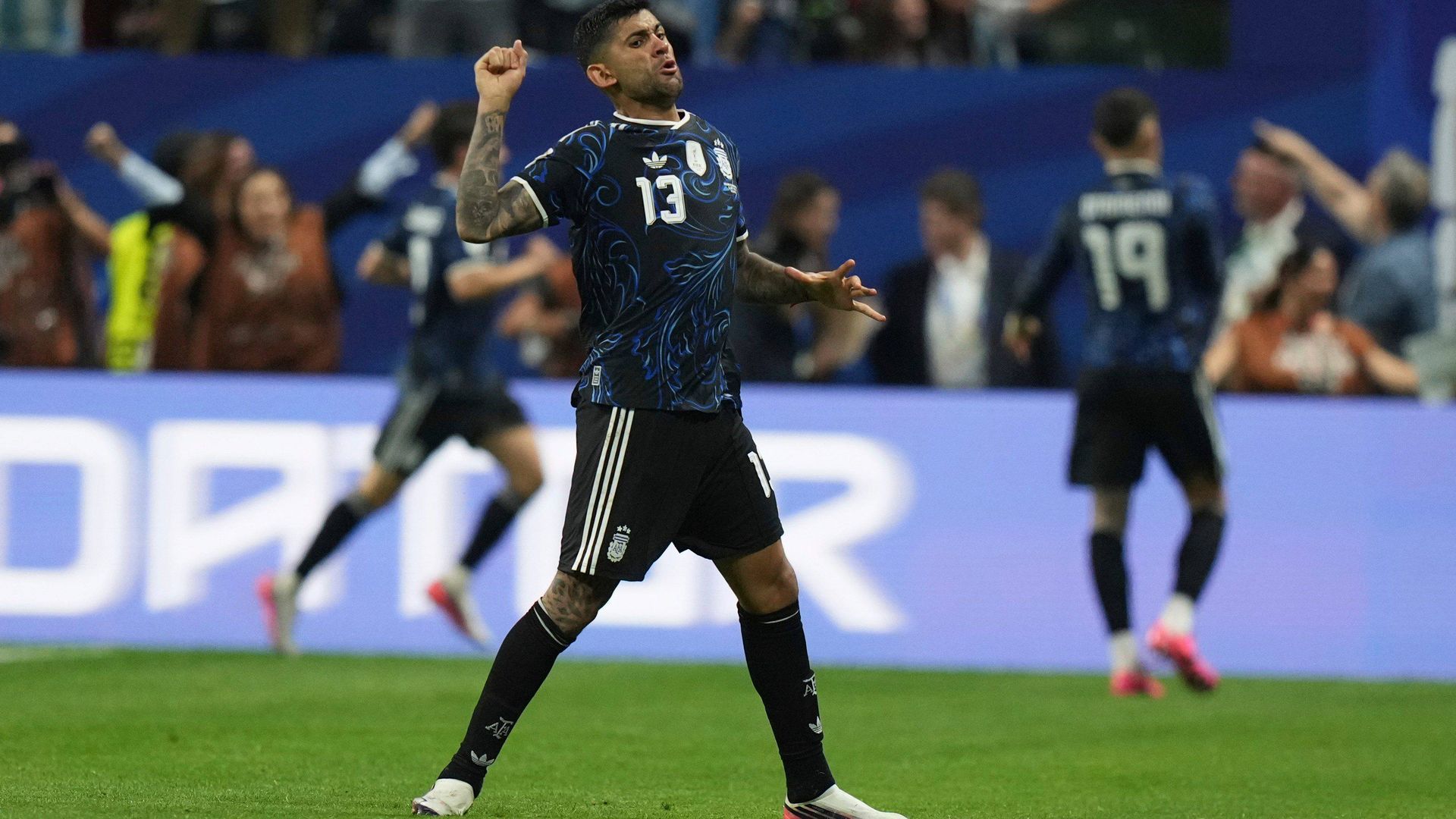 El Cuti Romero celebra la victoria de Argentina ante Inglaterra en el Mundial El Cuti Romero celebra la victoria de Argentina ante Inglaterra en el Mundial
