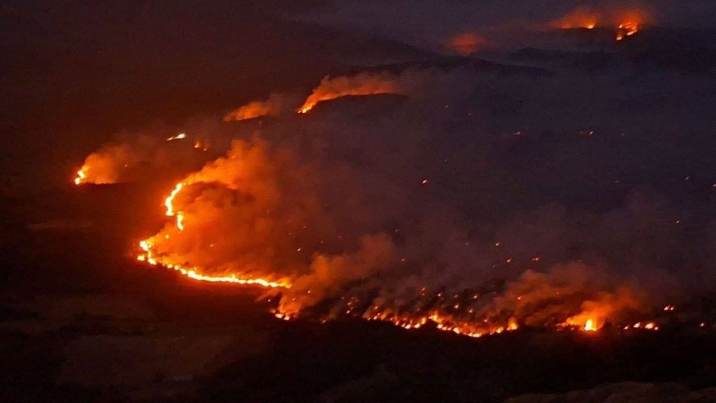 El incendio de Las Peñas de Riglos, en Huesca, desbocado: evacúan cuatro nuevos municipios, y ya son 15, con más de 900 desalojados
